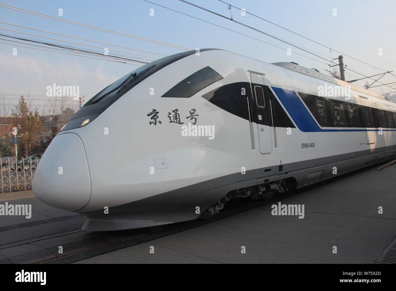 Un treno ad alta velocità di CRH6A di tipo elettrico intercity più unità di servire Pechino ausiliari del centro linea è raffigurato nella città di Qingdao, est mento Foto Stock