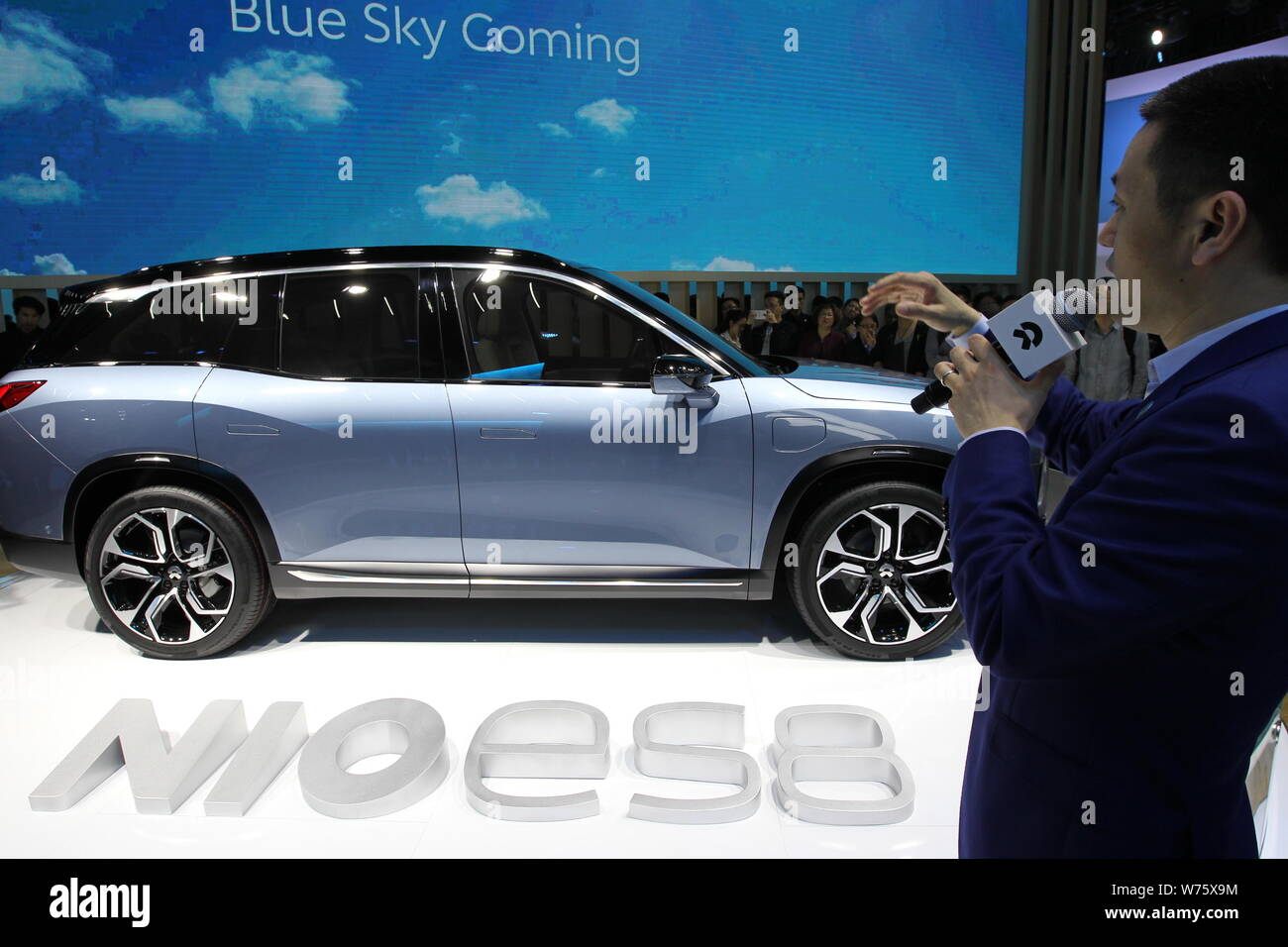 --FILE--un NIO ES8 SUV è sul display durante una fiera automobilistica in Cina a Shanghai, 26 aprile 2017. Dopo aver svelato il suo primo prodotto in massa mode Foto Stock