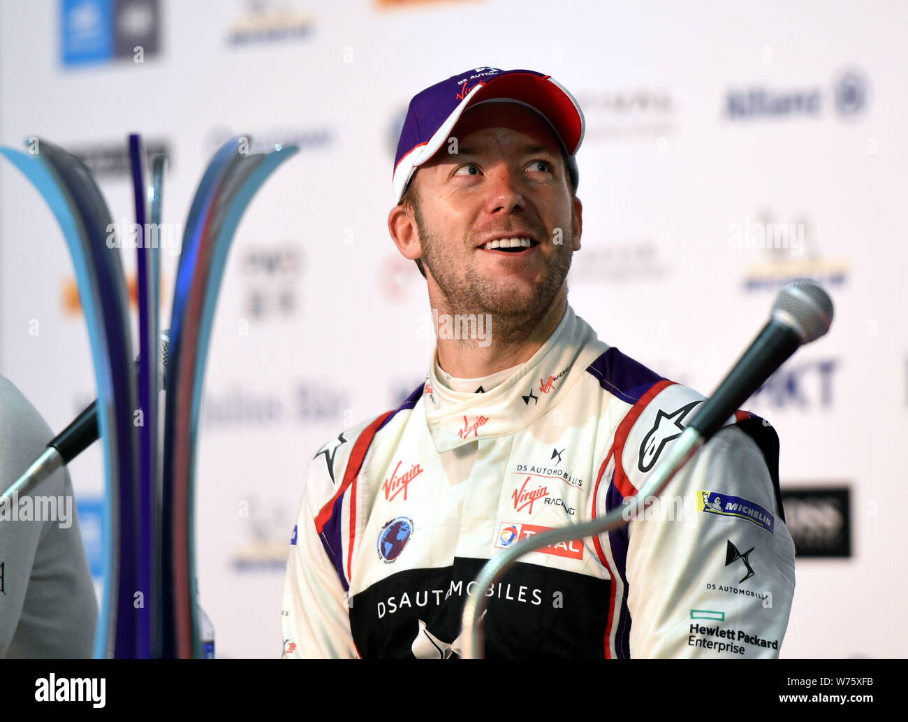 British racing driver Sam Bird di AF Corse è visto durante il premio cerimonia di presentazione dopo aver vinto il 2017 HKT di Hong Kong E-Premio di Formula e in Foto Stock