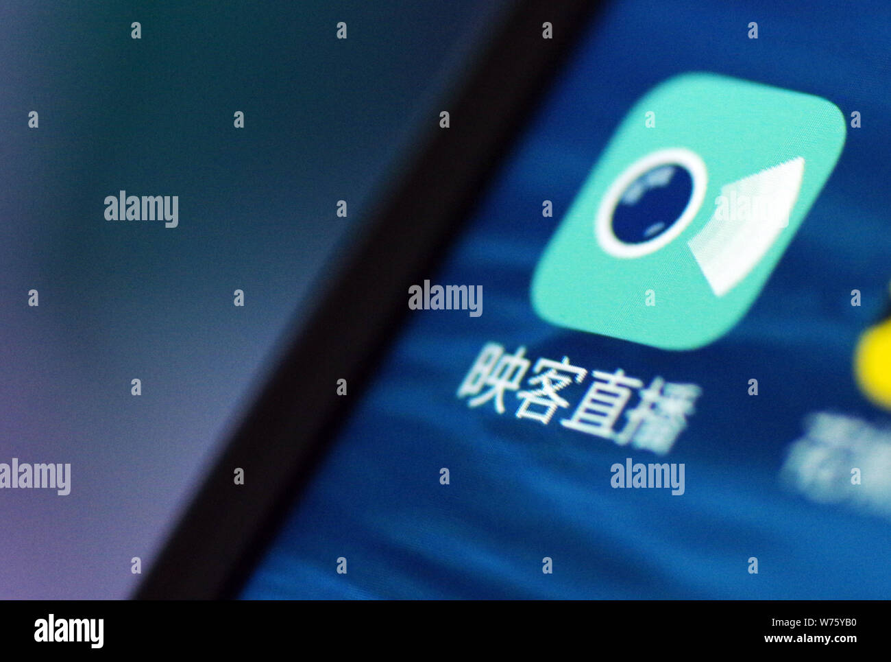 --FILE--un cinese utente del telefono mobile mostra un'icona di cinese piattaforma livestreaming Inke sul suo smartphone in Ji'nan city, est della Cina di Shandong provi Foto Stock