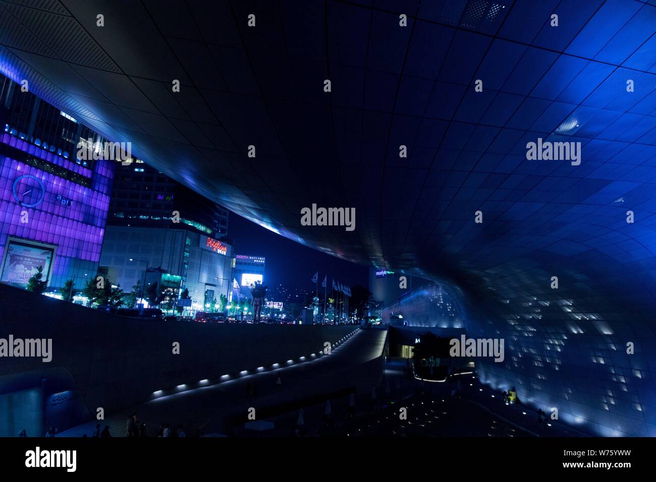 Blade Runner-esque vista dal neo-futuristico design Dongdaemun Plaza sulla circostante facciate al neon, nel maggio 2019. | Utilizzo di tutto il mondo Foto Stock