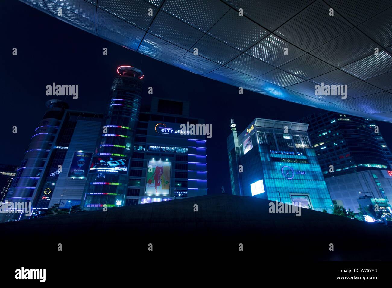 Blade Runner-esque vista dal neo-futuristico design Dongdaemun Plaza sulla circostante facciate al neon, nel maggio 2019. | Utilizzo di tutto il mondo Foto Stock