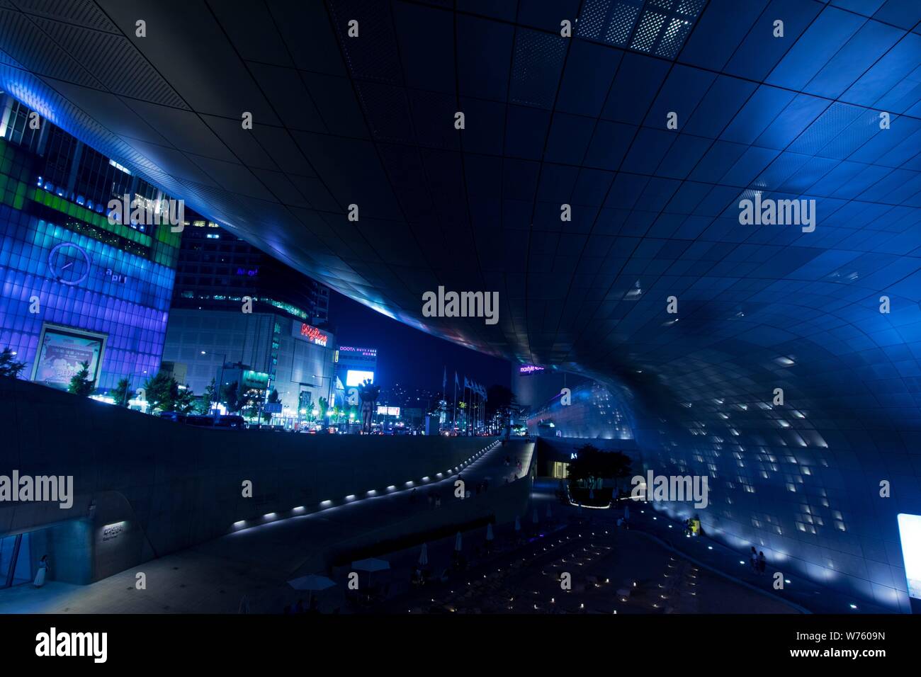 Blade Runner-esque vista dal neo-futuristico design Dongdaemun Plaza sulla circostante facciate al neon, nel maggio 2019. | Utilizzo di tutto il mondo Foto Stock