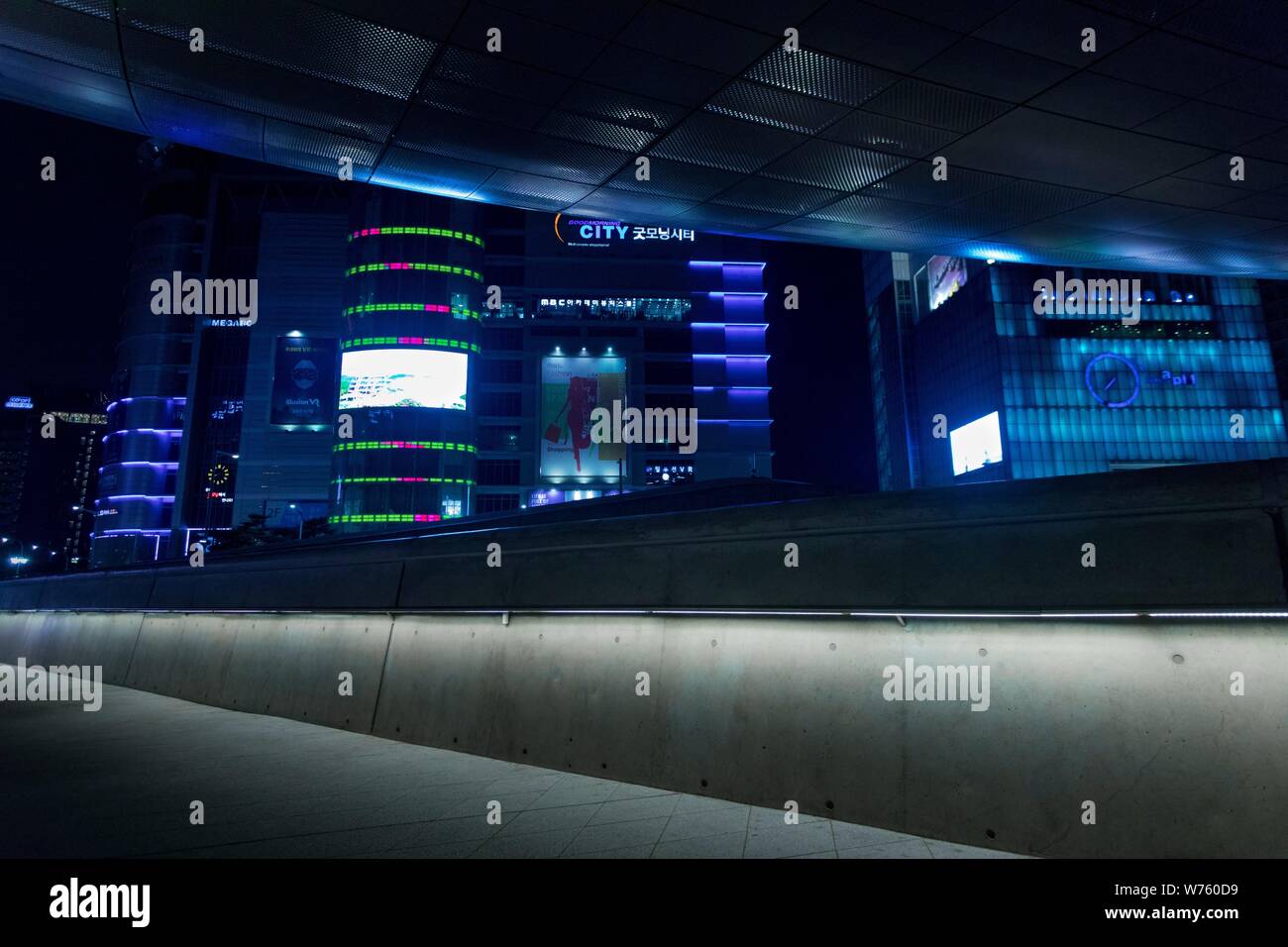 Blade Runner-esque vista dal neo-futuristico design Dongdaemun Plaza sulla circostante facciate al neon, nel maggio 2019. | Utilizzo di tutto il mondo Foto Stock