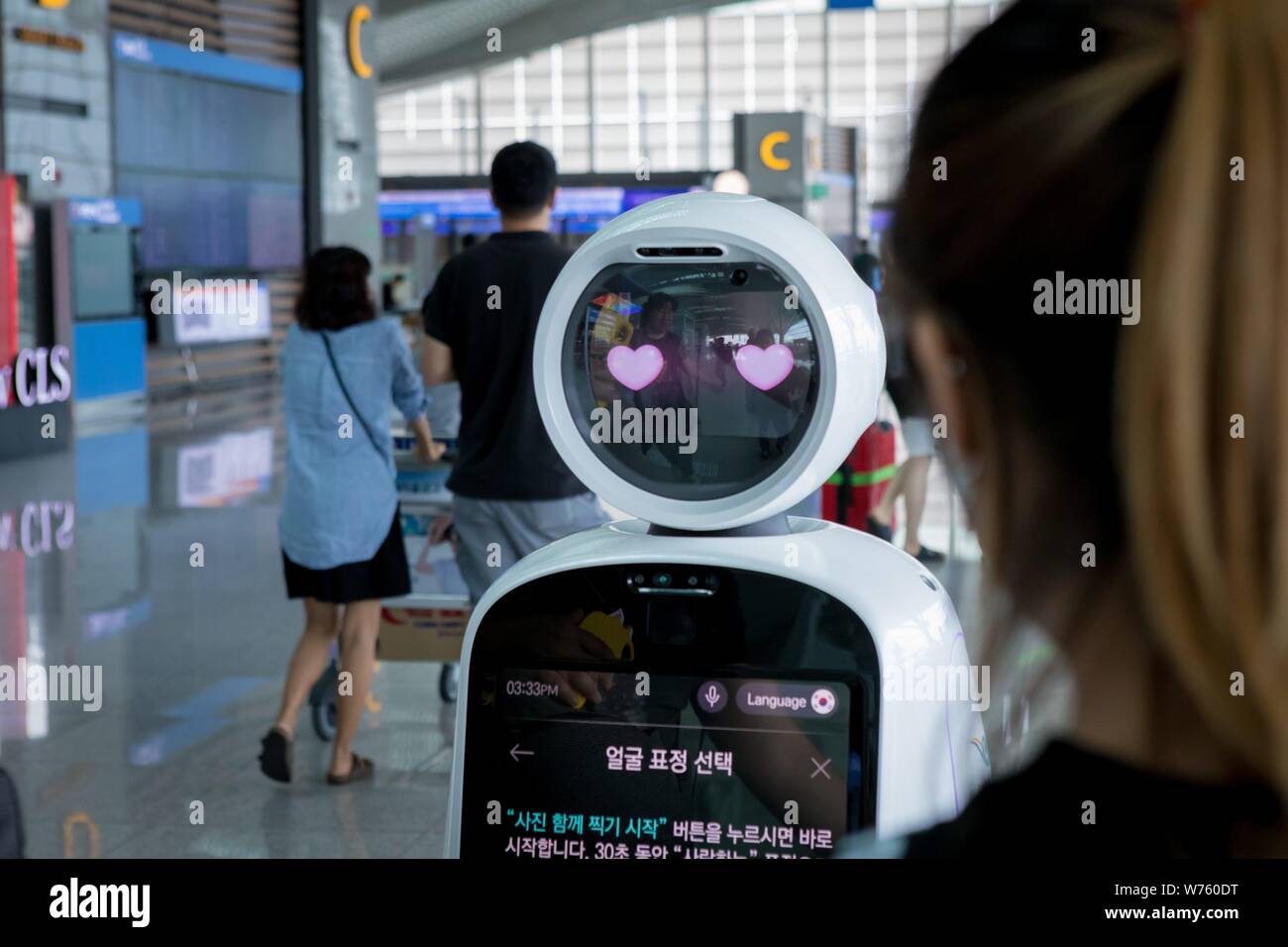 Robot Airstar all'Aeroporto Internazionale di Incheon, una guida robot in grado di esprimere 14 diverse emozioni e parla quattro lingue, nel giugno 2019. | Utilizzo di tutto il mondo Foto Stock