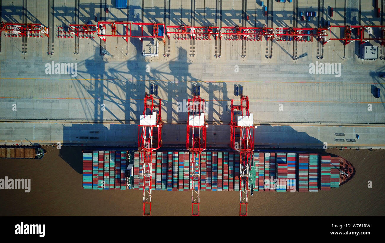 Vista aerea di contenitori in corrispondenza della quarta fase del Yangshan Deep-Water porta, il più grande del mondo automatizzato di banchina di carico per iniziare la prova del funzionamento in Foto Stock