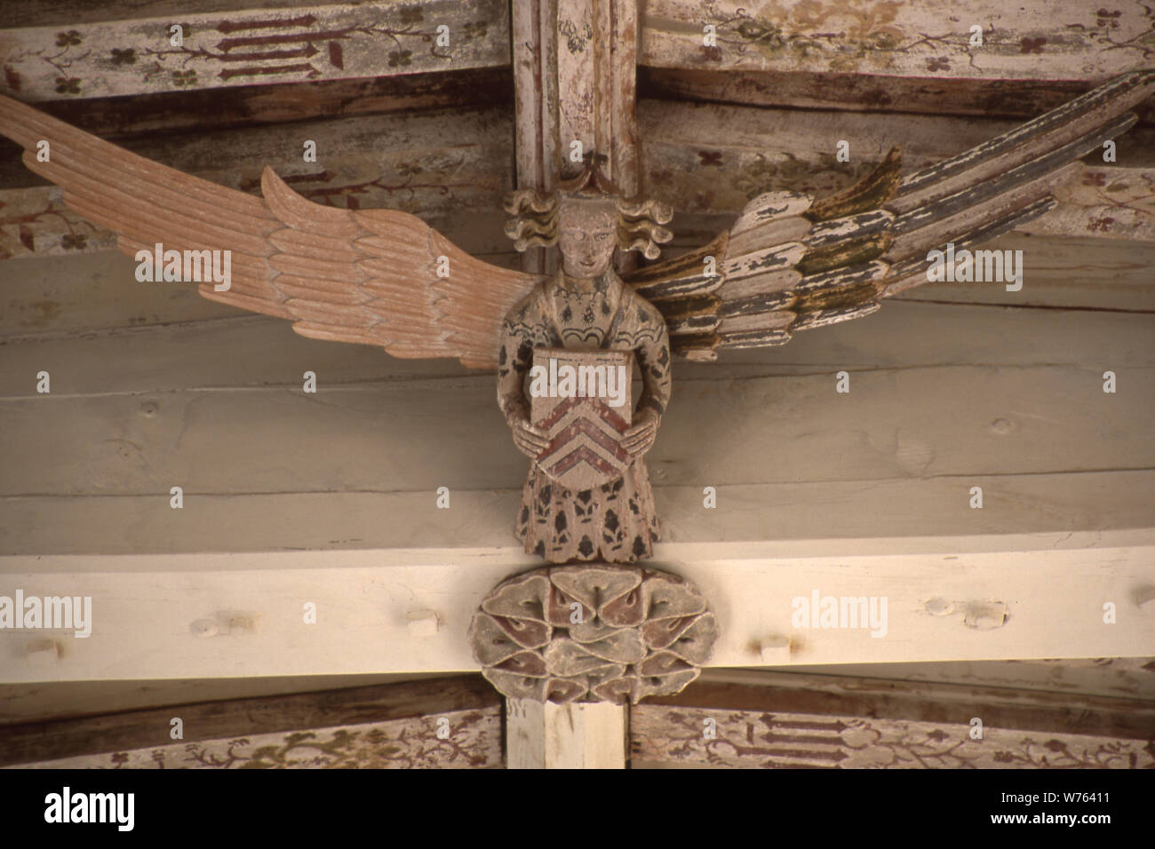 In legno intagliato angeli sul soffitto della chiesa della Santa Trinità Blythburgh Suffolk, Regno Unito. Foto Stock