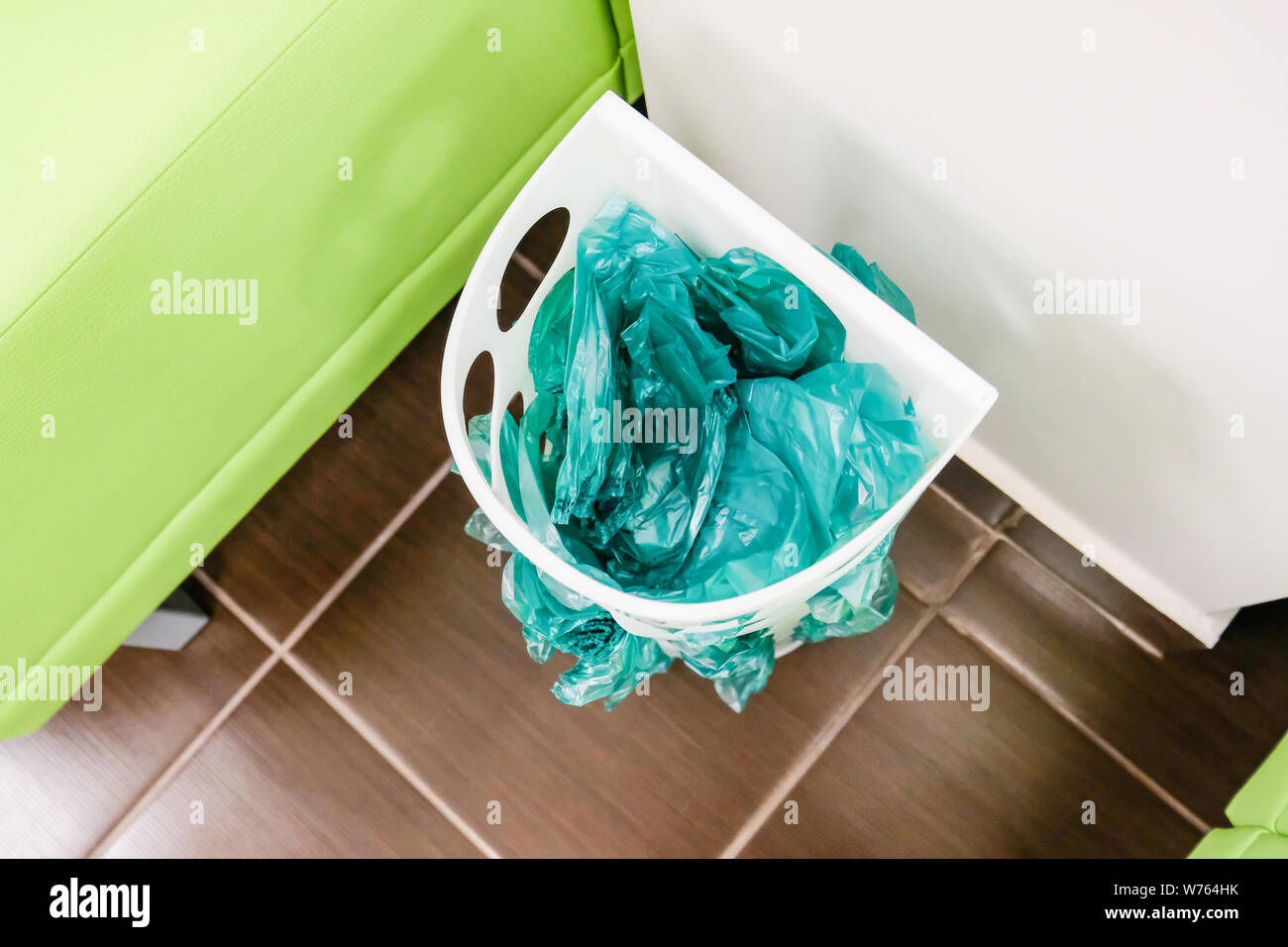 Scarpa verde copre in un cestello. Monouso di sovrascarpe presso il centro medico Foto Stock