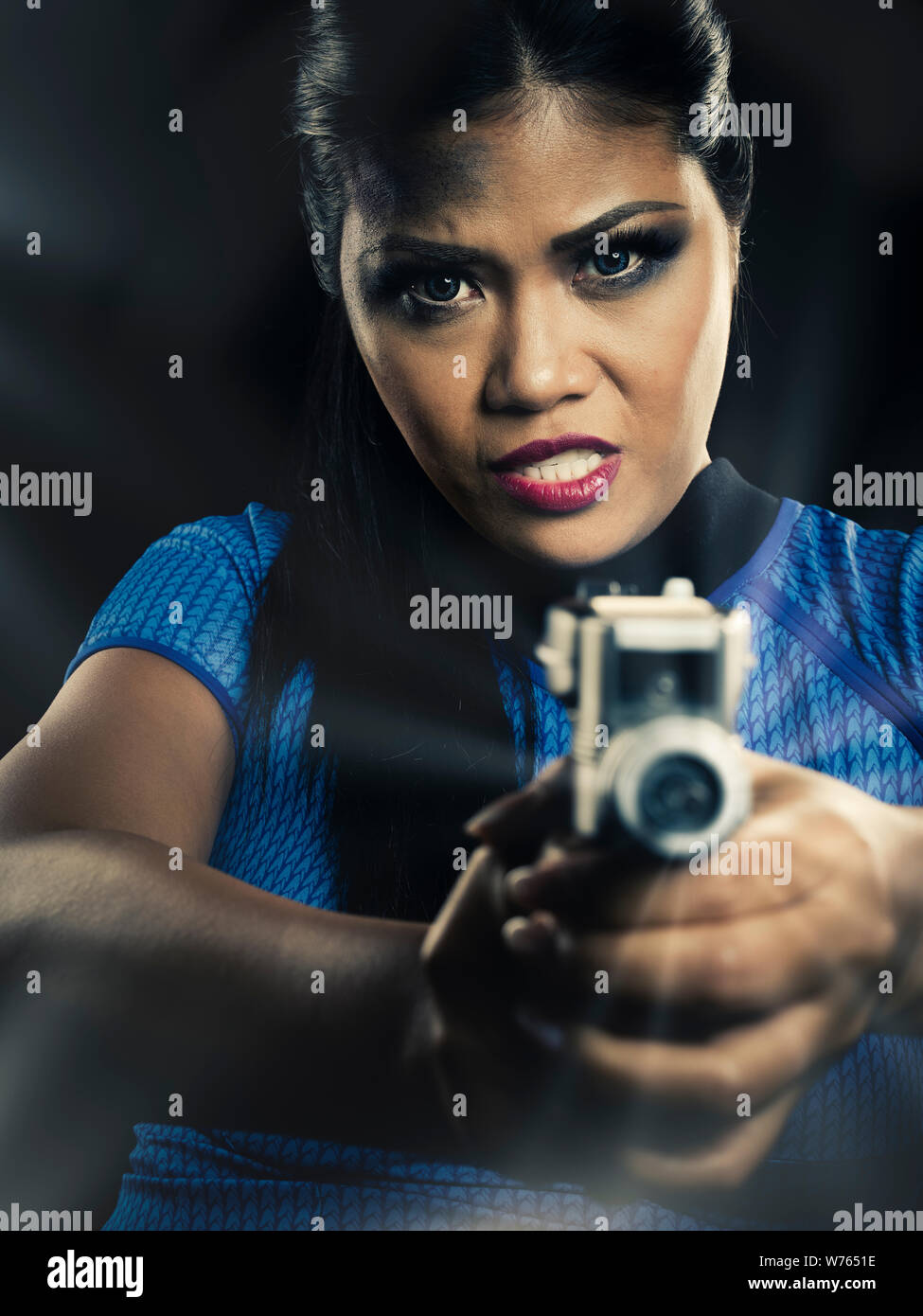 Donna in Star Trek di costume con 1a generazione phaser Foto Stock