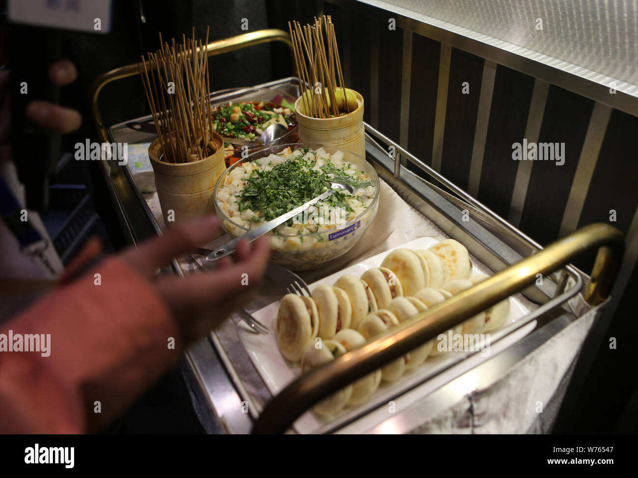 Delicatezze di Xi'an's flatbread nella zuppa di montone, hamburger di carne e di Chengdu di bobo pollo e Maocai sono offerti in un CRH (Cina ferrovia ad alta velocità) bull Foto Stock