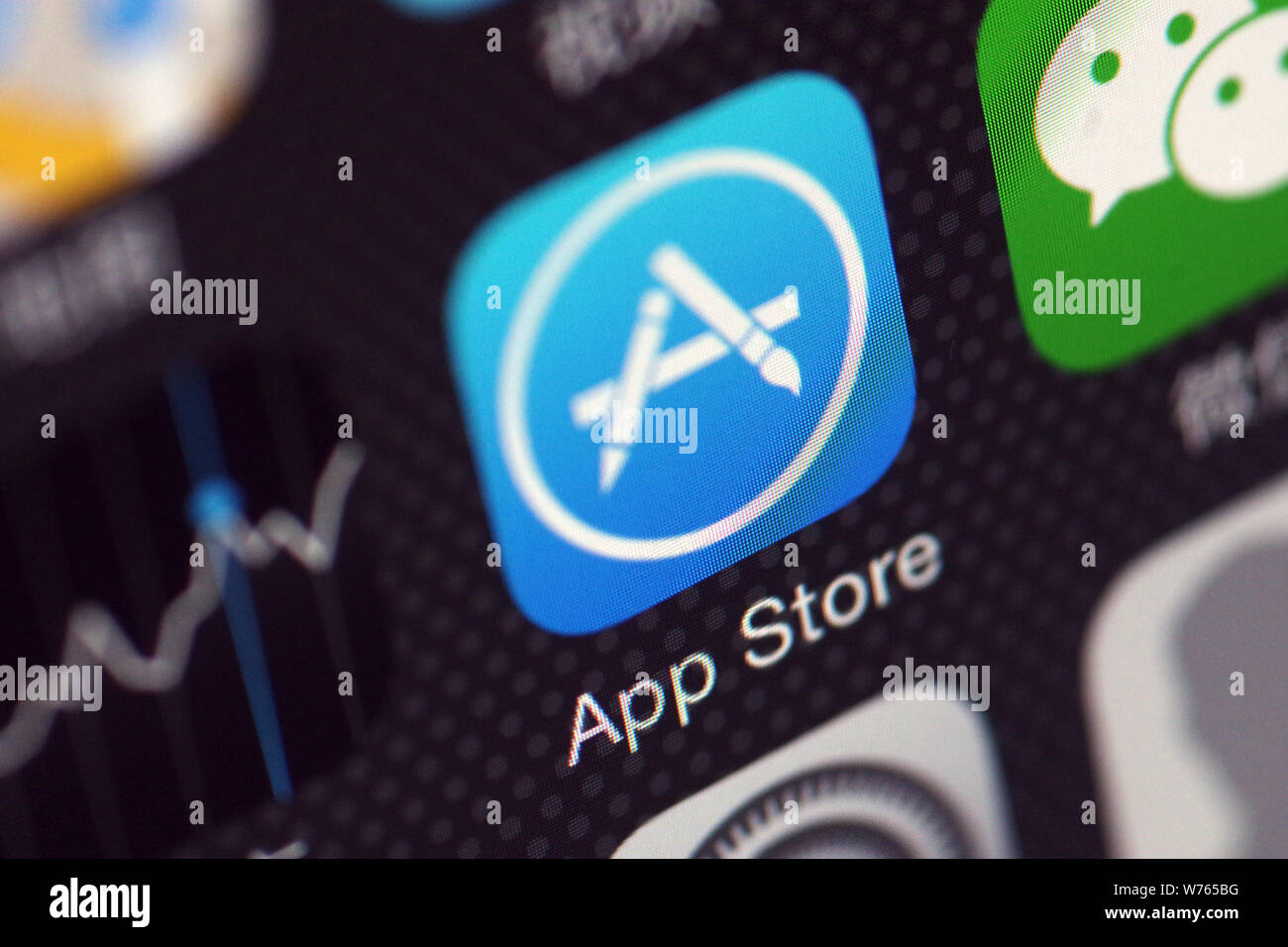 --FILE--un cinese utente del telefono mobile mostra le icone delle app App Store, sinistra e app di messaggistica Weixin o WeChat, di Tencent sul suo iPhone smartphone io Foto Stock