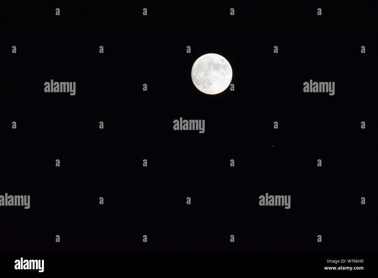 Luna piena con crateri visibili. La grande luna piena notte oscura Foto Stock