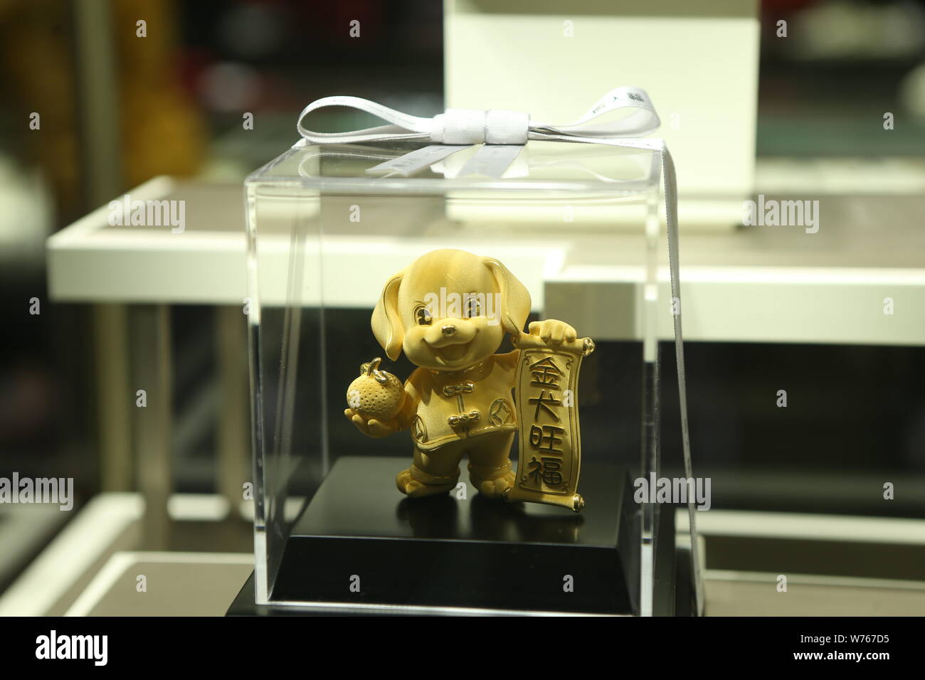Un ornamento d'oro con cane progettato per contrassegnare il prossimo anno nuovo cinese nel 2018, anno del cane del calendario lunare cinese, è sul display Foto Stock