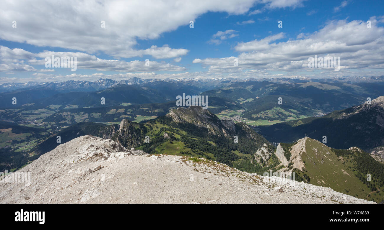 Ampia vista dalla sommità del Picco di Vallandro nelle Dolomiti Foto Stock