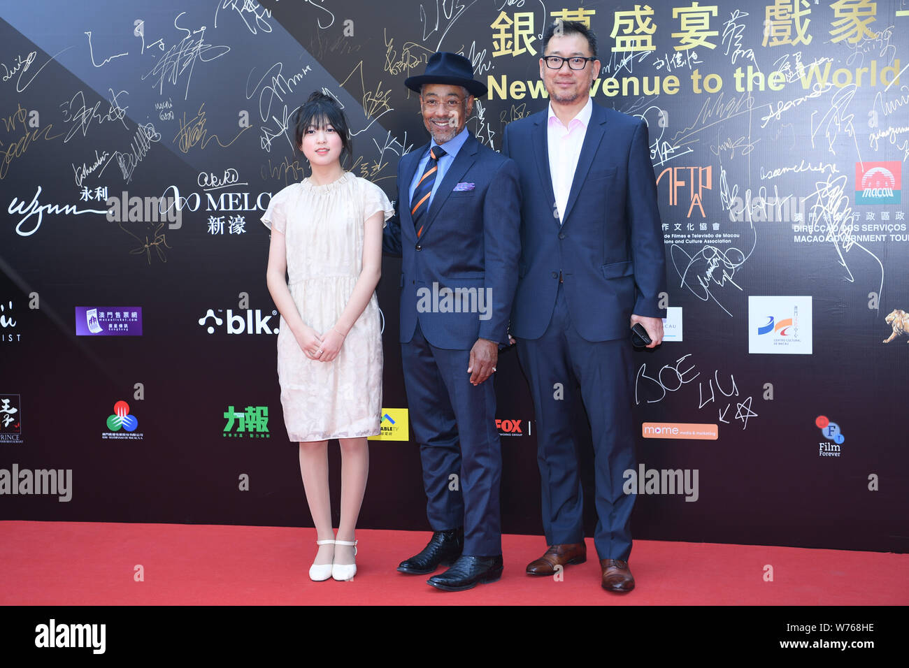 Sud attrice coreana Ahn Seo-hyun, sinistra e attore americano Giancarlo Esposito, centro di arrivare sul tappeto rosso per il 2° International Film Festiv Foto Stock