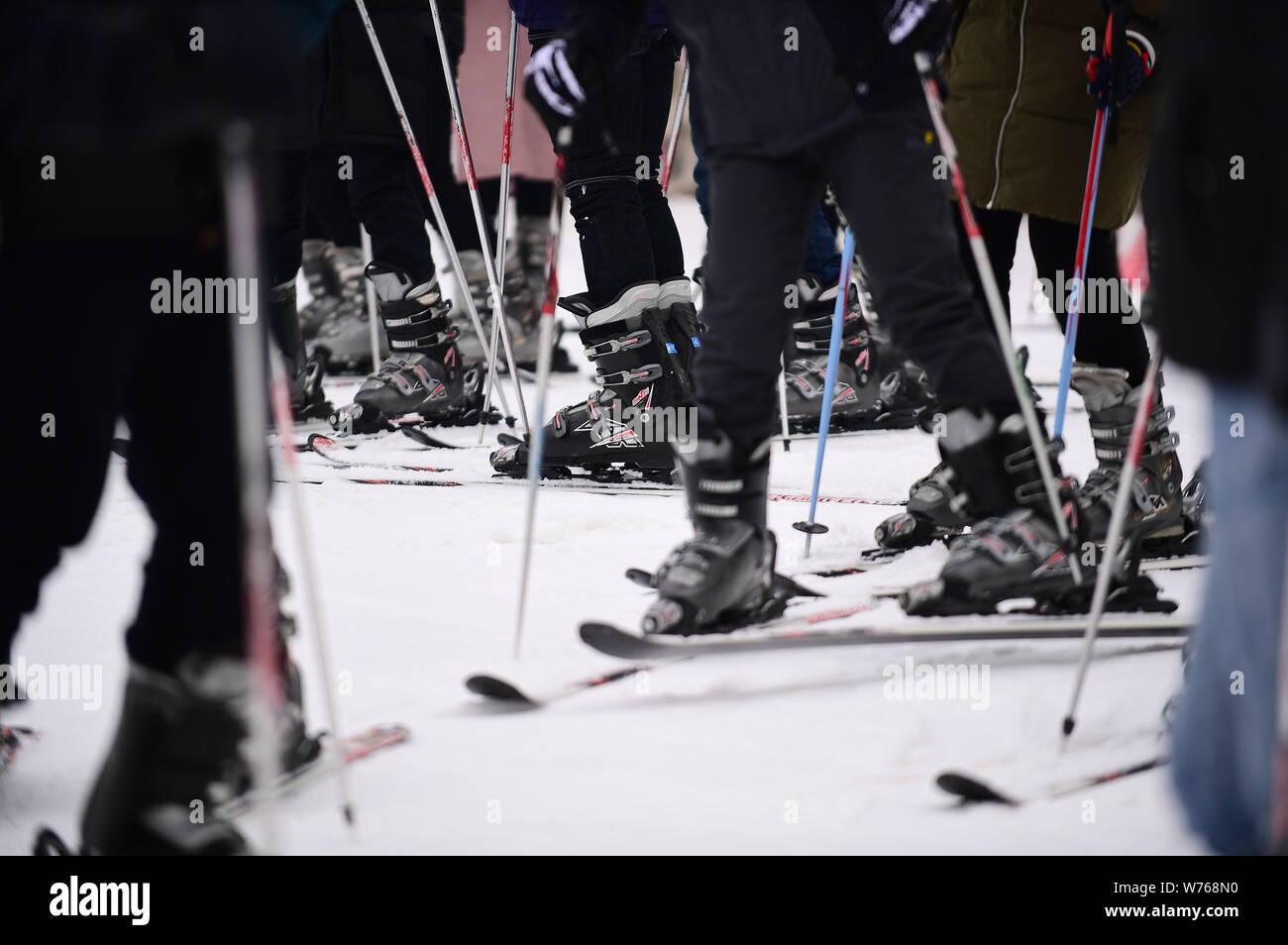 Gli studenti presso la Northeastern University prendere parte a una lezione di sci al Baiqingzhai ski resort in Shenyang City, a nord-est della Cina di provincia di Liaoning Foto Stock