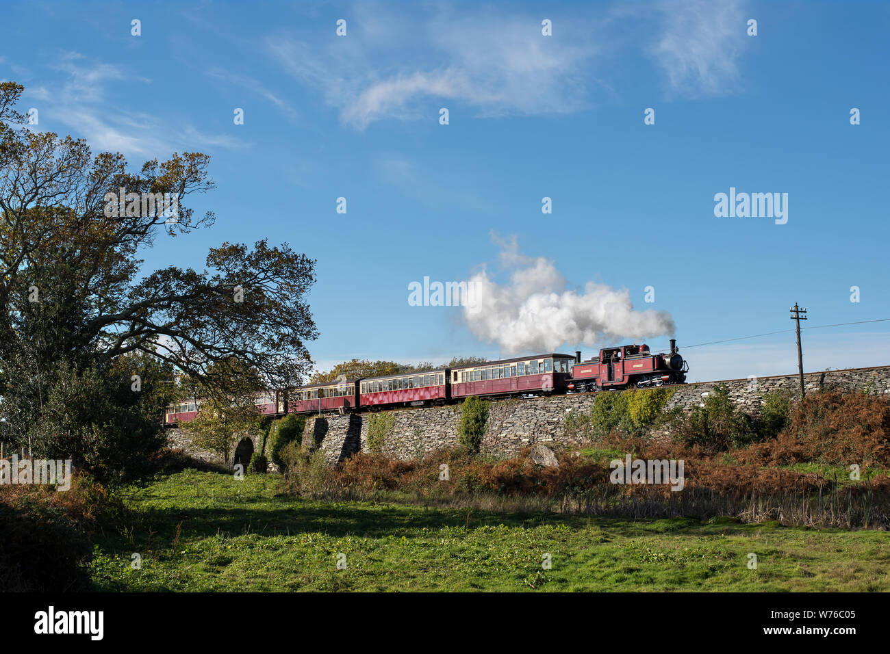 Un doppio Fairlie è visto poco dopo la partenza Miniford sulla ferrovia Ffestiniog Foto Stock