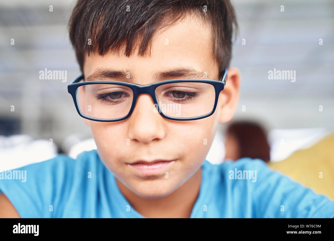 Gli occhi verdi ragazzo con gli occhiali Foto stock - Alamy