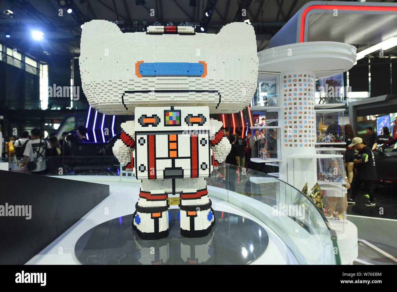 Shanghai, Shanghai, Cina. 5 Ago, 2019. Shanghai, Cina-''astronauta ''Tmall figurine sono visti al China International Digital Interactive Entertainment Exhibition (ChinaJoy) in Shanghai, 2 Agosto 2019.Tmall, vestito in un "ritmo suit'' e fatta di 55.000 mattoncini lego, è di circa 3 metri di altezza e pesa 139 kg, attirando l attenzione dei passanti di spettatori. Credito: SIPA Asia/ZUMA filo/Alamy Live News Foto Stock
