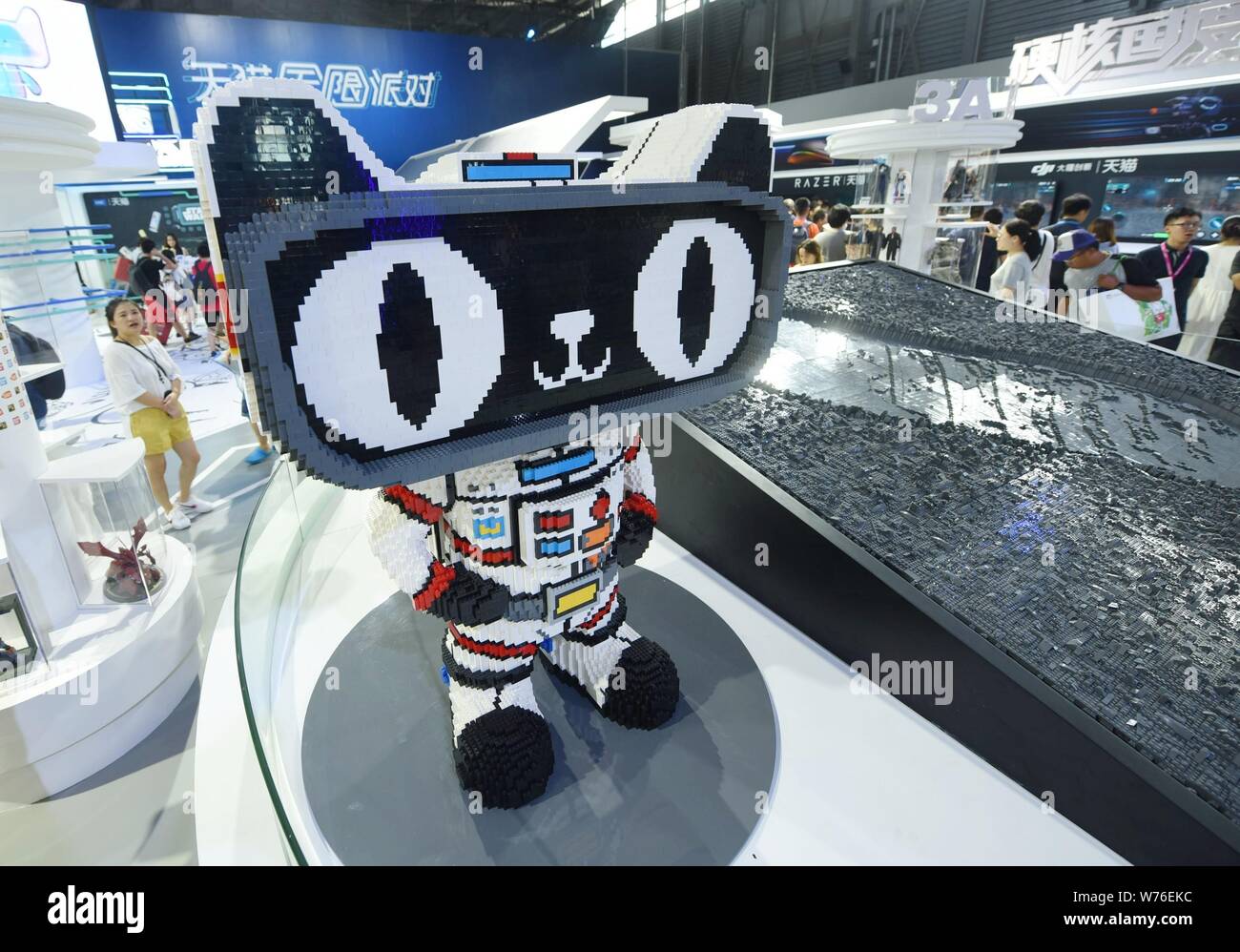 Shanghai, Shanghai, Cina. 5 Ago, 2019. Shanghai, Cina-''astronauta ''Tmall figurine sono visti al China International Digital Interactive Entertainment Exhibition (ChinaJoy) in Shanghai, 2 Agosto 2019.Tmall, vestito in un "ritmo suit'' e fatta di 55.000 mattoncini lego, è di circa 3 metri di altezza e pesa 139 kg, attirando l attenzione dei passanti di spettatori. Credito: SIPA Asia/ZUMA filo/Alamy Live News Foto Stock