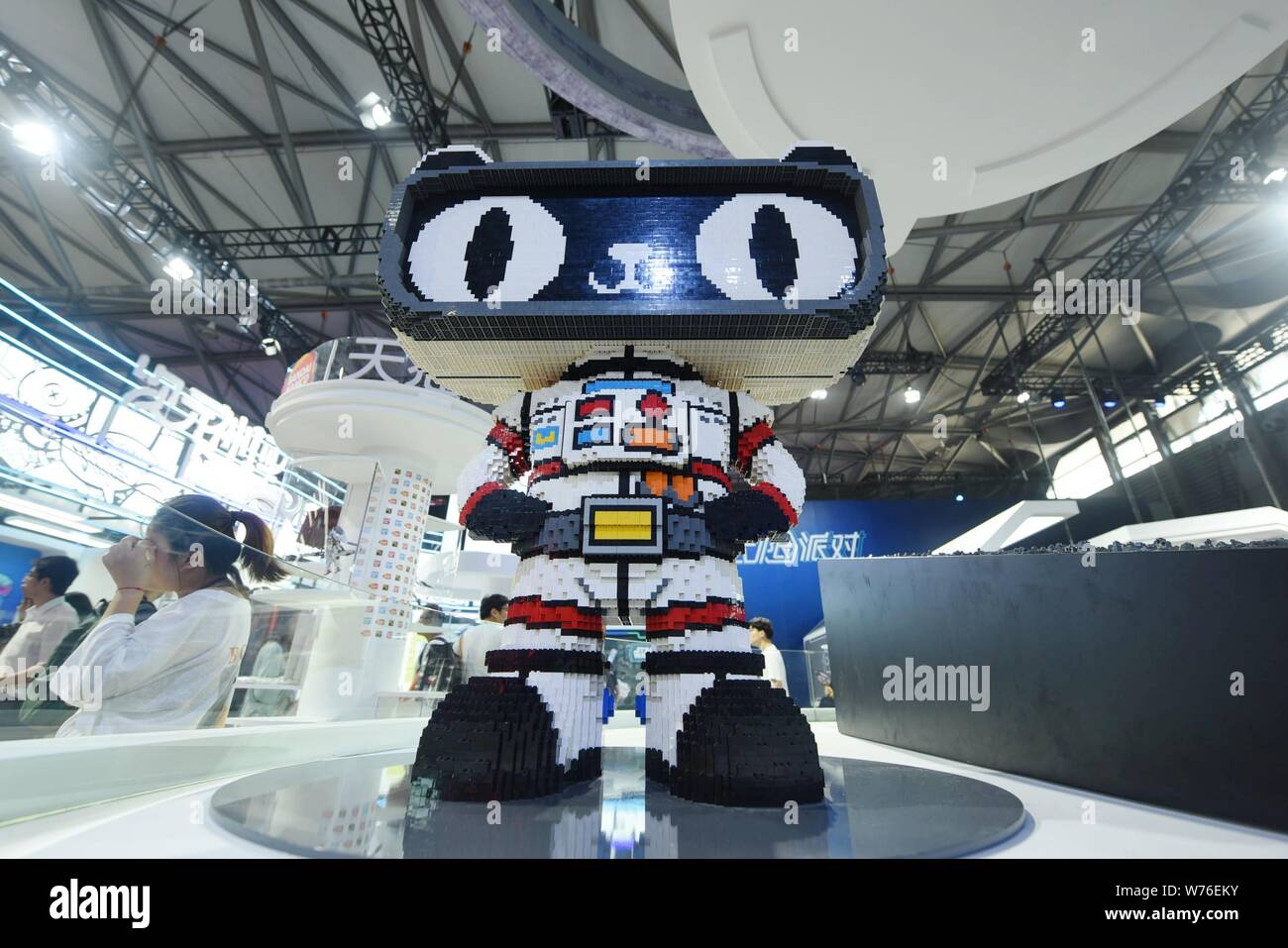 Shanghai, Shanghai, Cina. 5 Ago, 2019. Shanghai, Cina-''astronauta ''Tmall figurine sono visti al China International Digital Interactive Entertainment Exhibition (ChinaJoy) in Shanghai, 2 Agosto 2019.Tmall, vestito in un "ritmo suit'' e fatta di 55.000 mattoncini lego, è di circa 3 metri di altezza e pesa 139 kg, attirando l attenzione dei passanti di spettatori. Credito: SIPA Asia/ZUMA filo/Alamy Live News Foto Stock