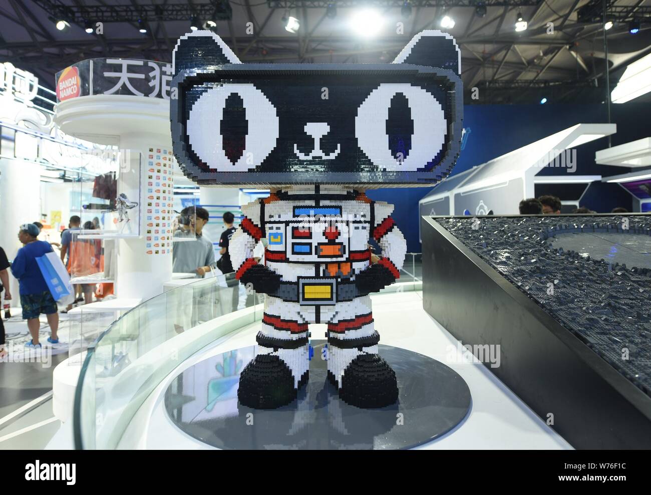 Shanghai, Shanghai, Cina. 5 Ago, 2019. Shanghai, Cina-''astronauta ''Tmall figurine sono visti al China International Digital Interactive Entertainment Exhibition (ChinaJoy) in Shanghai, 2 Agosto 2019.Tmall, vestito in un "ritmo suit'' e fatta di 55.000 mattoncini lego, è di circa 3 metri di altezza e pesa 139 kg, attirando l attenzione dei passanti di spettatori. Credito: SIPA Asia/ZUMA filo/Alamy Live News Foto Stock