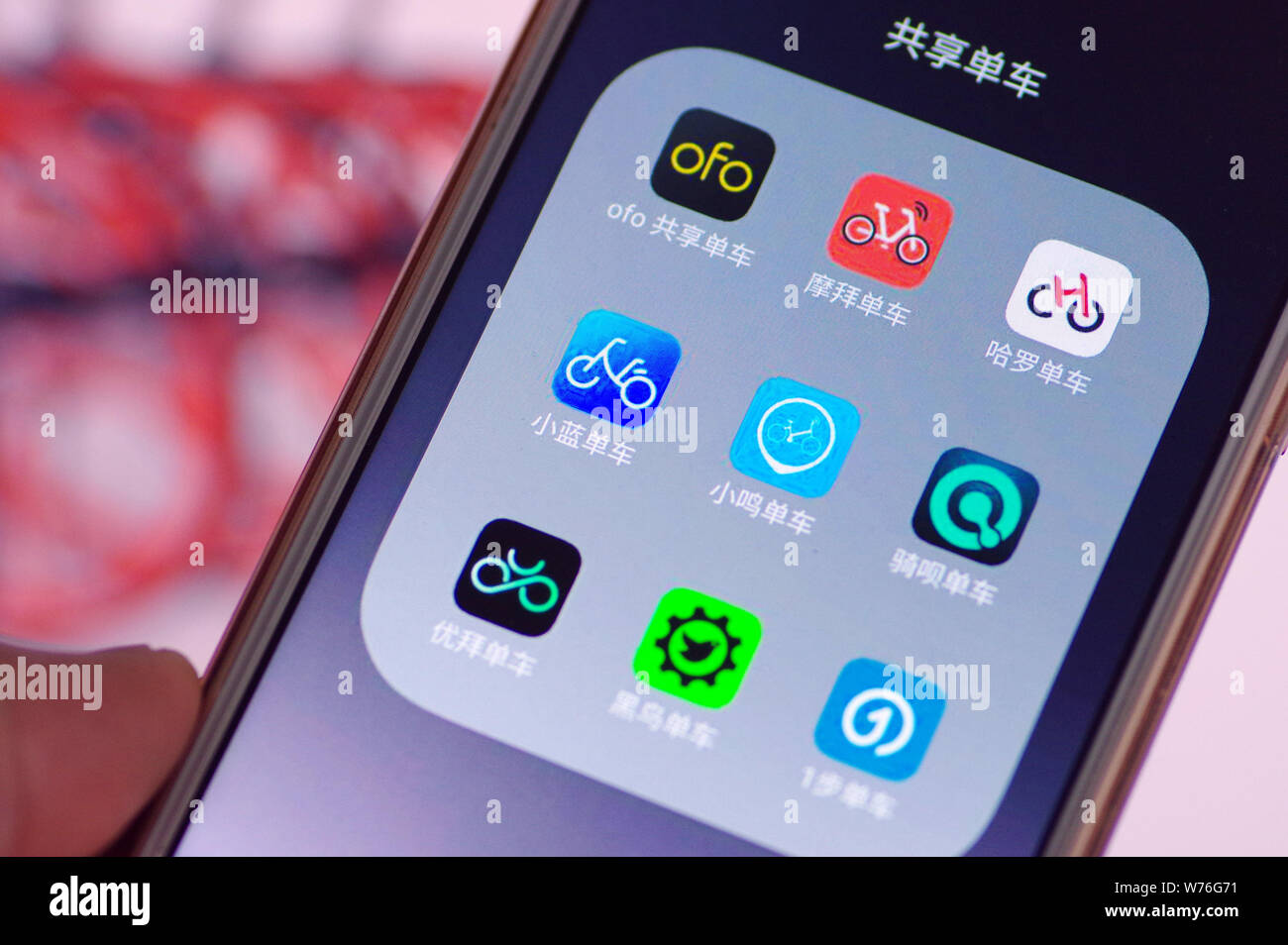 --FILE--un cinese telefono cellulare utente guarda le icone delle biciclette cinesi i servizi di condivisione, ofo Mobike, Hellobike, Bluegogo, Xiaoming Danche, QIBEI, U-Bi Foto Stock