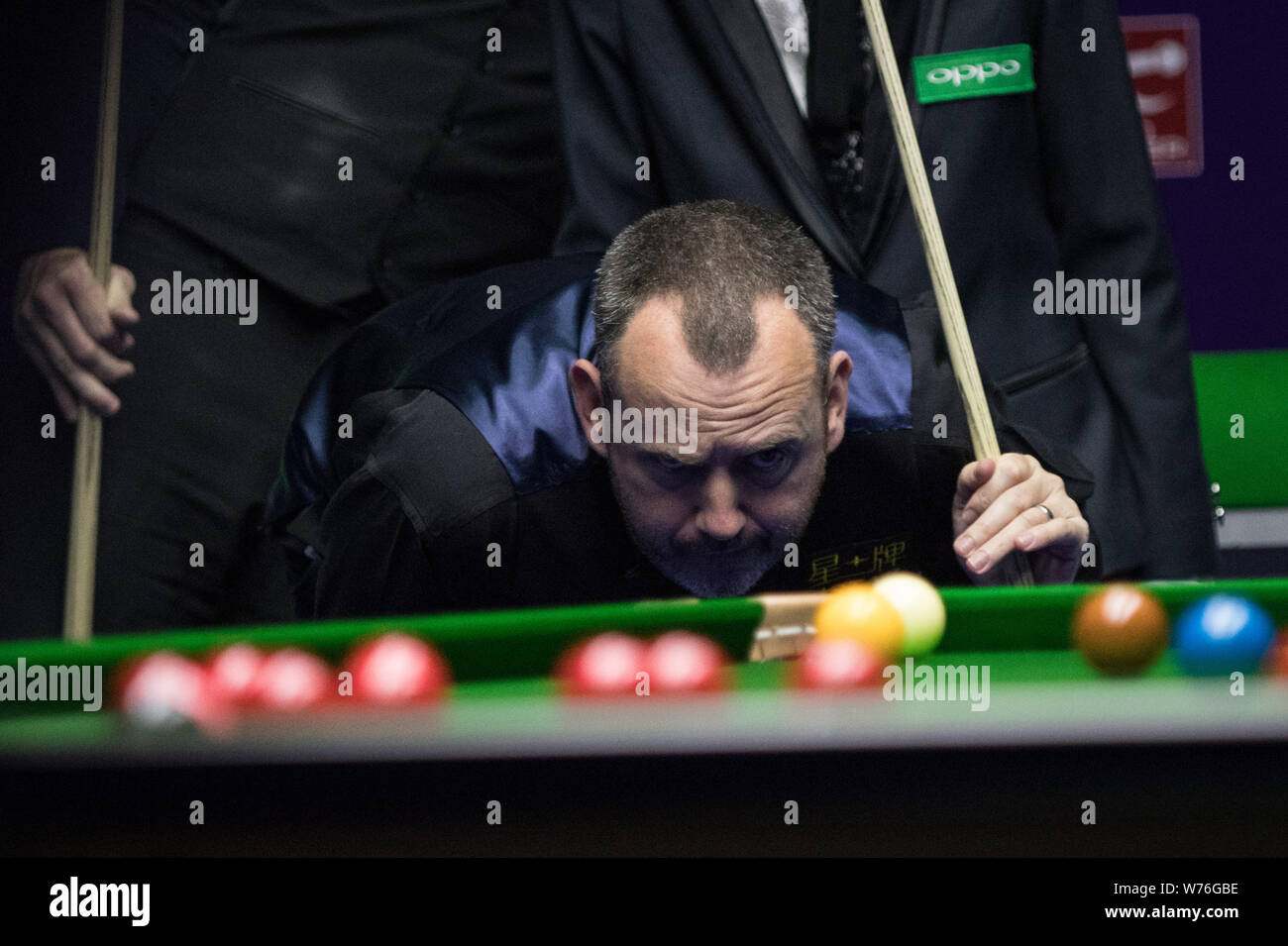 Mark Selby di Inghilterra ritiene che un colpo di Mark Williams del Galles in un ottavo di finale di partita durante il 2017 International Championship Snooker tournamen Foto Stock