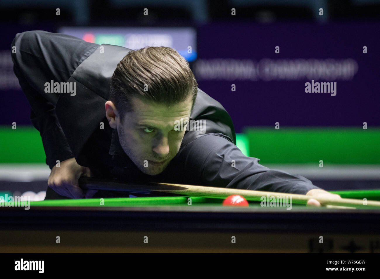 Mark Selby di Inghilterra gioca un colpo di Mark Williams del Galles in un ottavo di finale di partita durante il 2017 International Championship Snooker nel torneo di Foto Stock