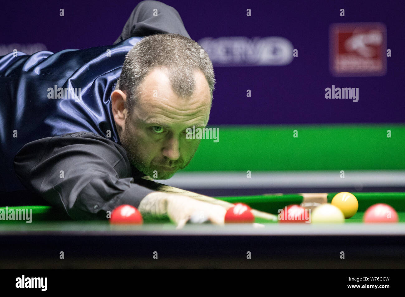 Mark Williams del Galles gioca un colpo di Mark Selby dell'Inghilterra in un ottavo di finale di partita durante il 2017 International Championship Snooker nel torneo di Foto Stock