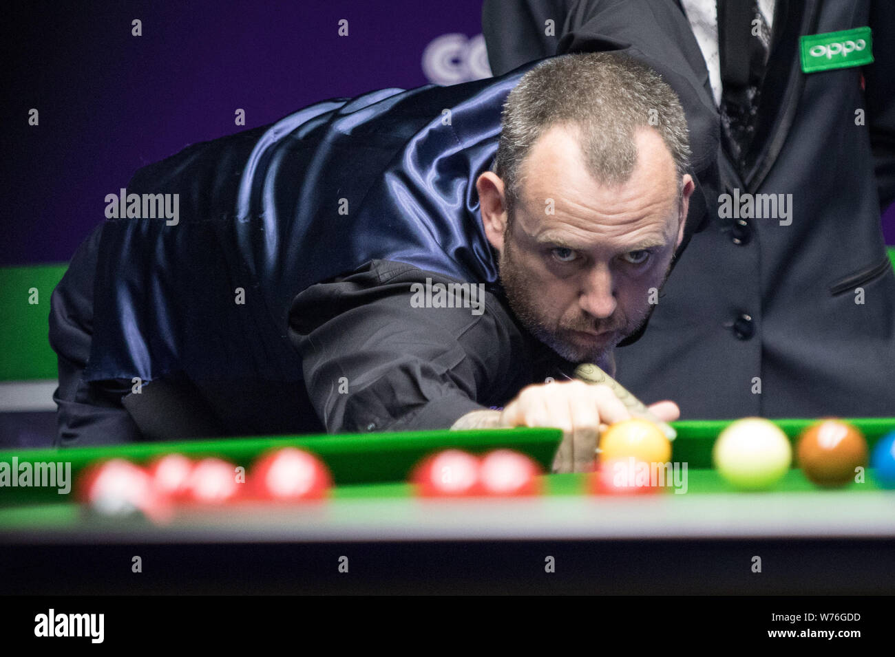 Mark Williams del Galles gioca un colpo di Mark Selby dell'Inghilterra in un ottavo di finale di partita durante il 2017 International Championship Snooker nel torneo di Foto Stock