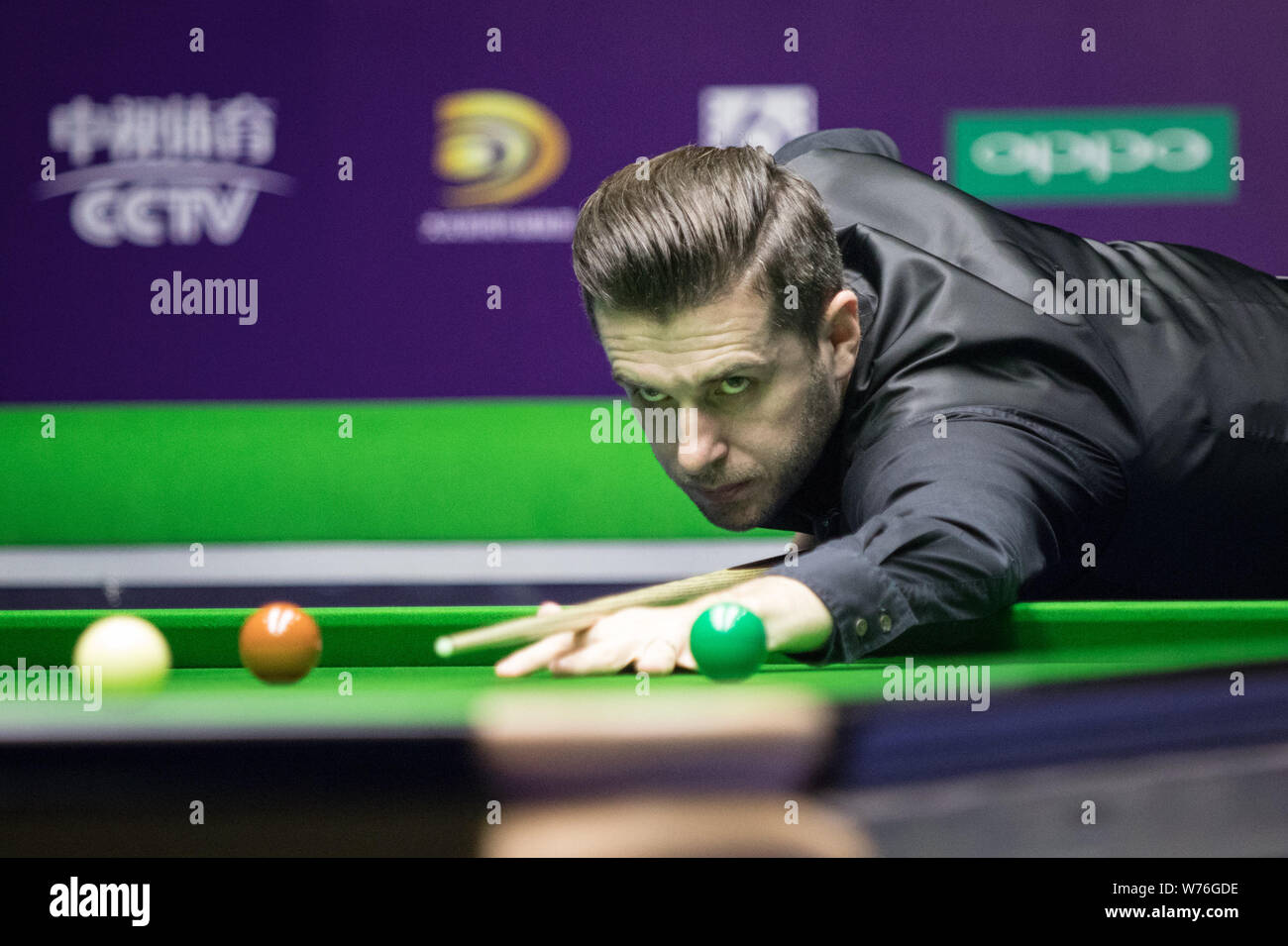 Mark Selby di Inghilterra gioca un colpo di Mark Williams del Galles in un ottavo di finale di partita durante il 2017 International Championship Snooker nel torneo di Foto Stock