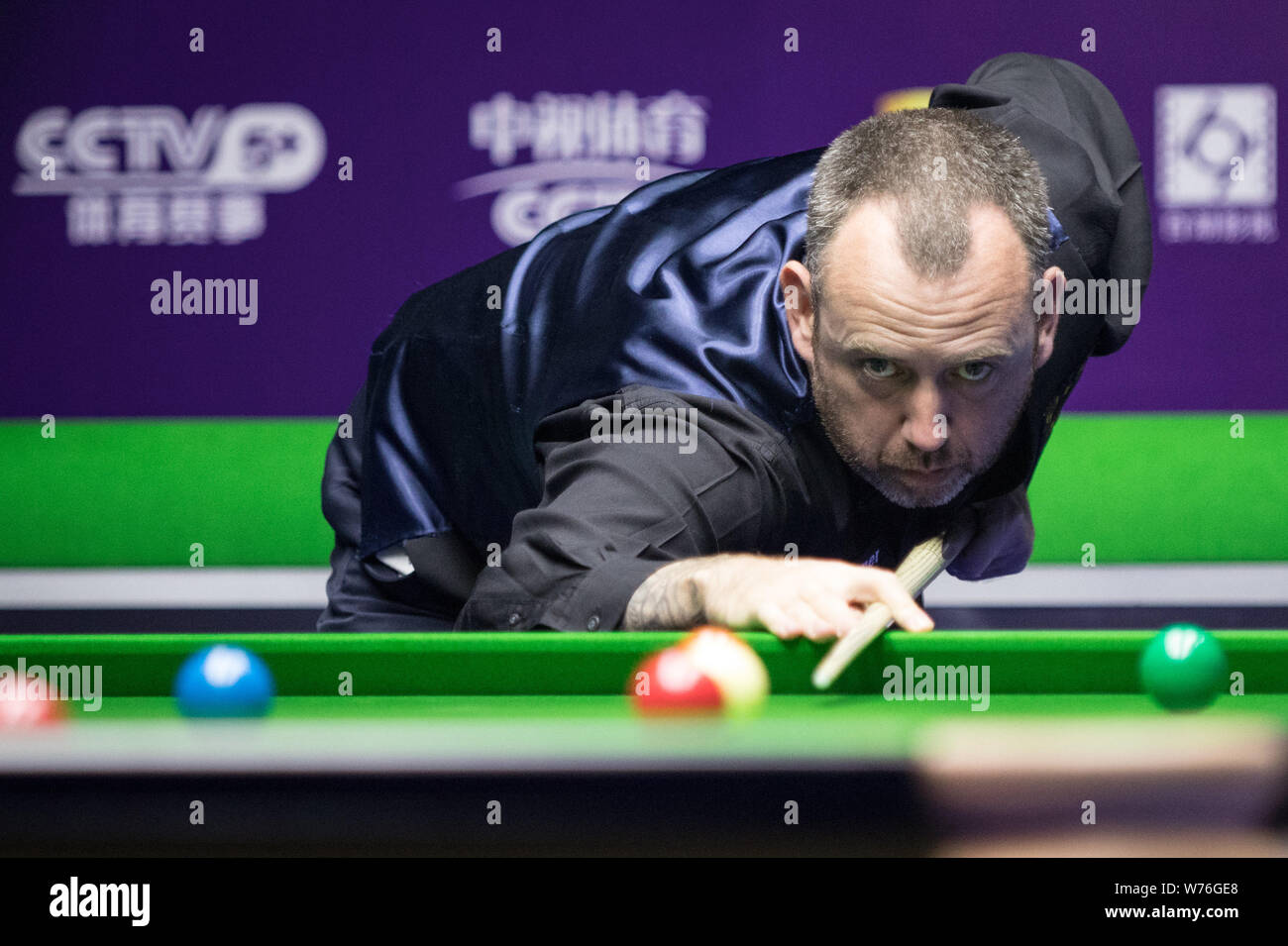 Mark Williams del Galles gioca un colpo di Mark Selby dell'Inghilterra in un ottavo di finale di partita durante il 2017 International Championship Snooker nel torneo di Foto Stock