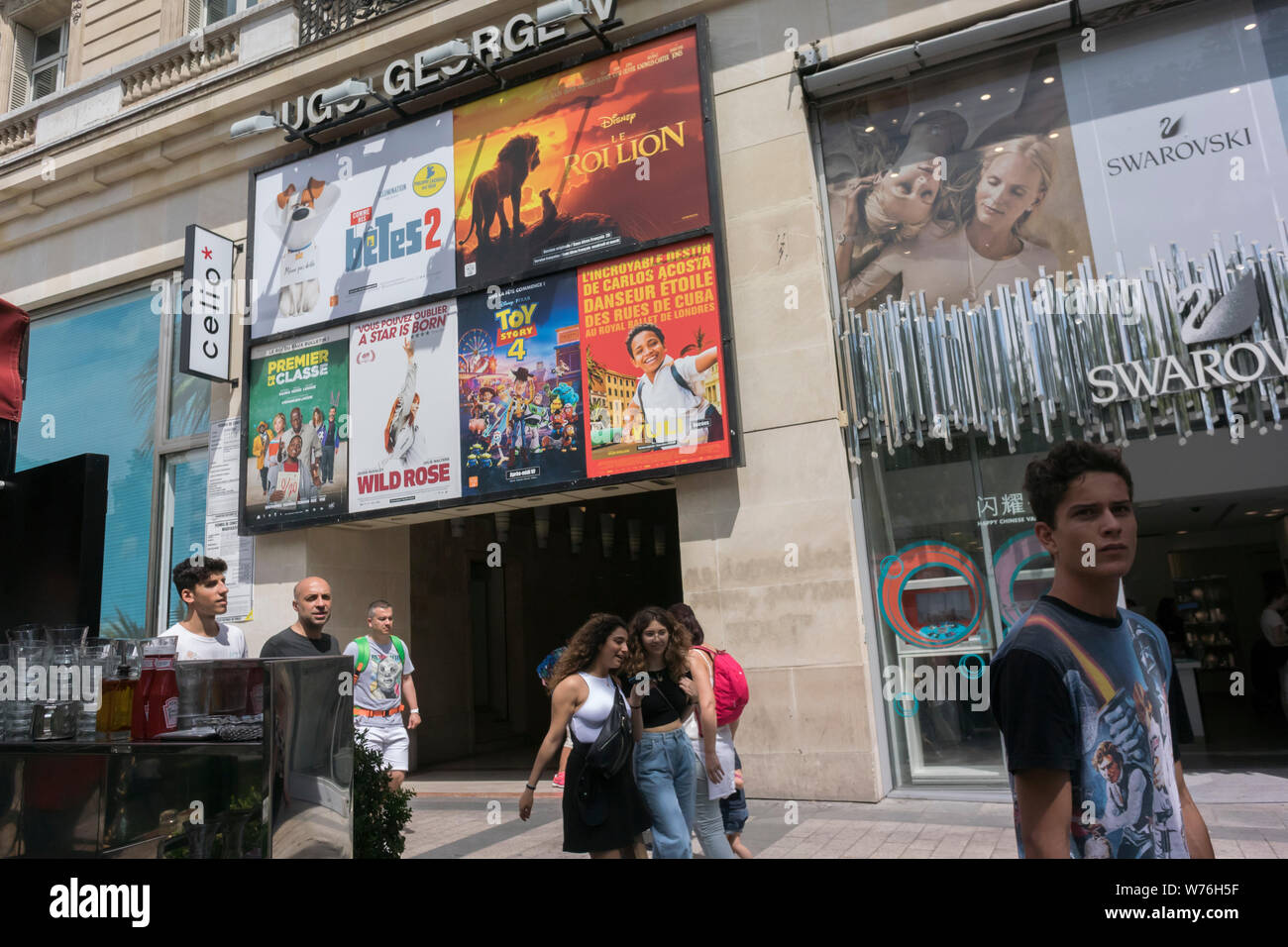 Parigi, FRANCIA, gruppo medio a piedi, shopping in Avenue Champs Elysees,  ingresso al cinema, poster di film, scene di strada Foto stock - Alamy