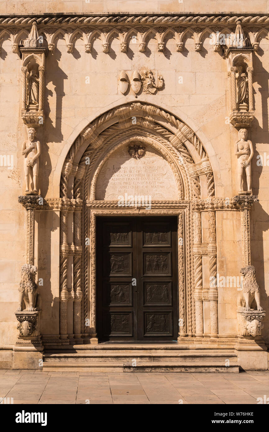 Porta laterale di San Giacomo cattedrale, costruita in stile gotico-rinascimentale. Ornano le pareti in pietra. Patrimonio Mondiale UNESCO. Sibenik, Croazia. Foto Stock