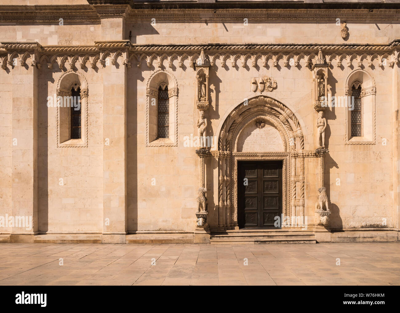 Porta laterale di San Giacomo cattedrale, costruita in stile gotico-rinascimentale. Ornano le pareti in pietra. Patrimonio Mondiale UNESCO. Sibenik, Croazia. Foto Stock