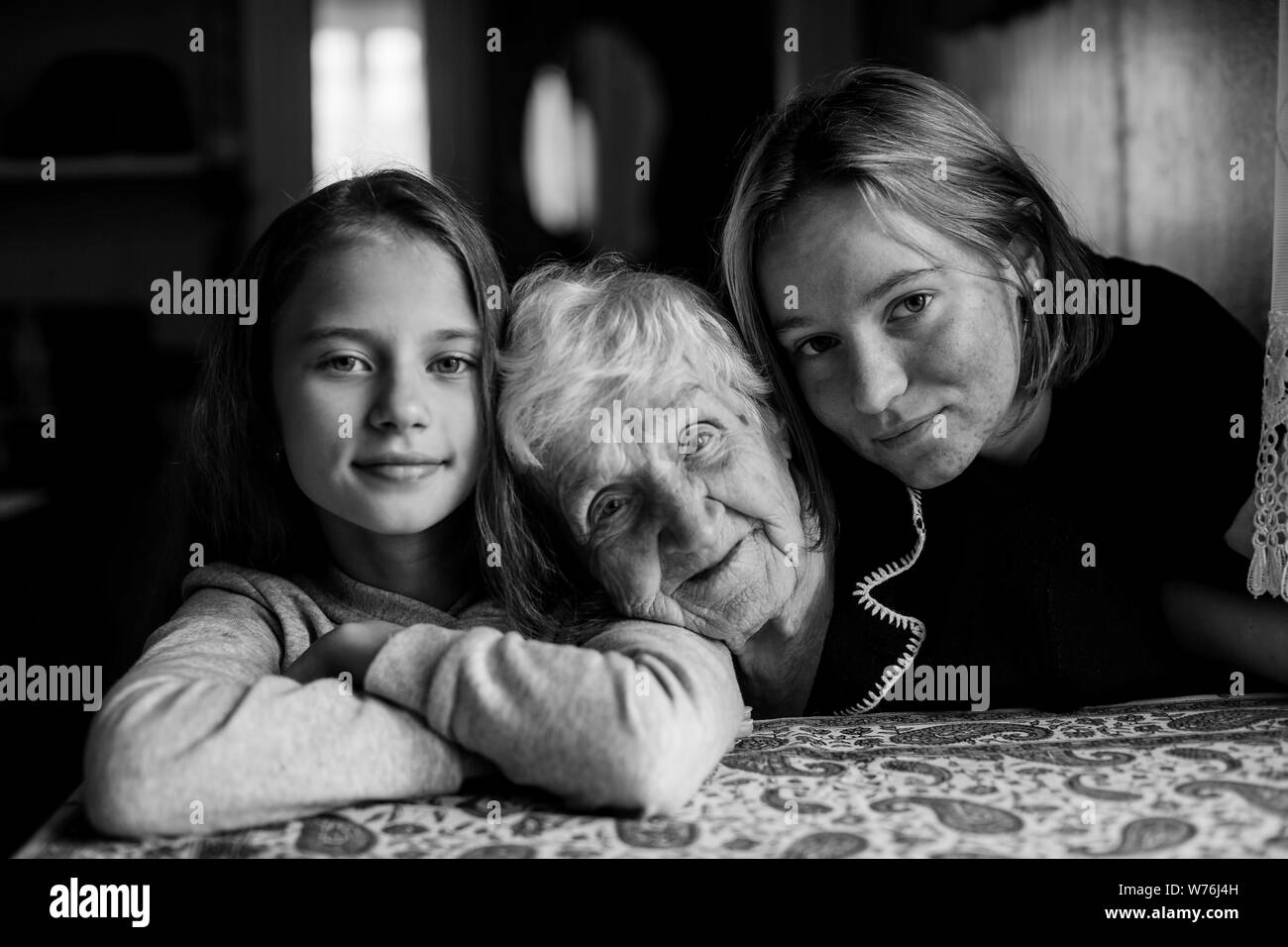 granny scat Vecchia donna granny scattare foto per un ritratto insieme con loro bambine  nipoti Foto stock - Alamy
