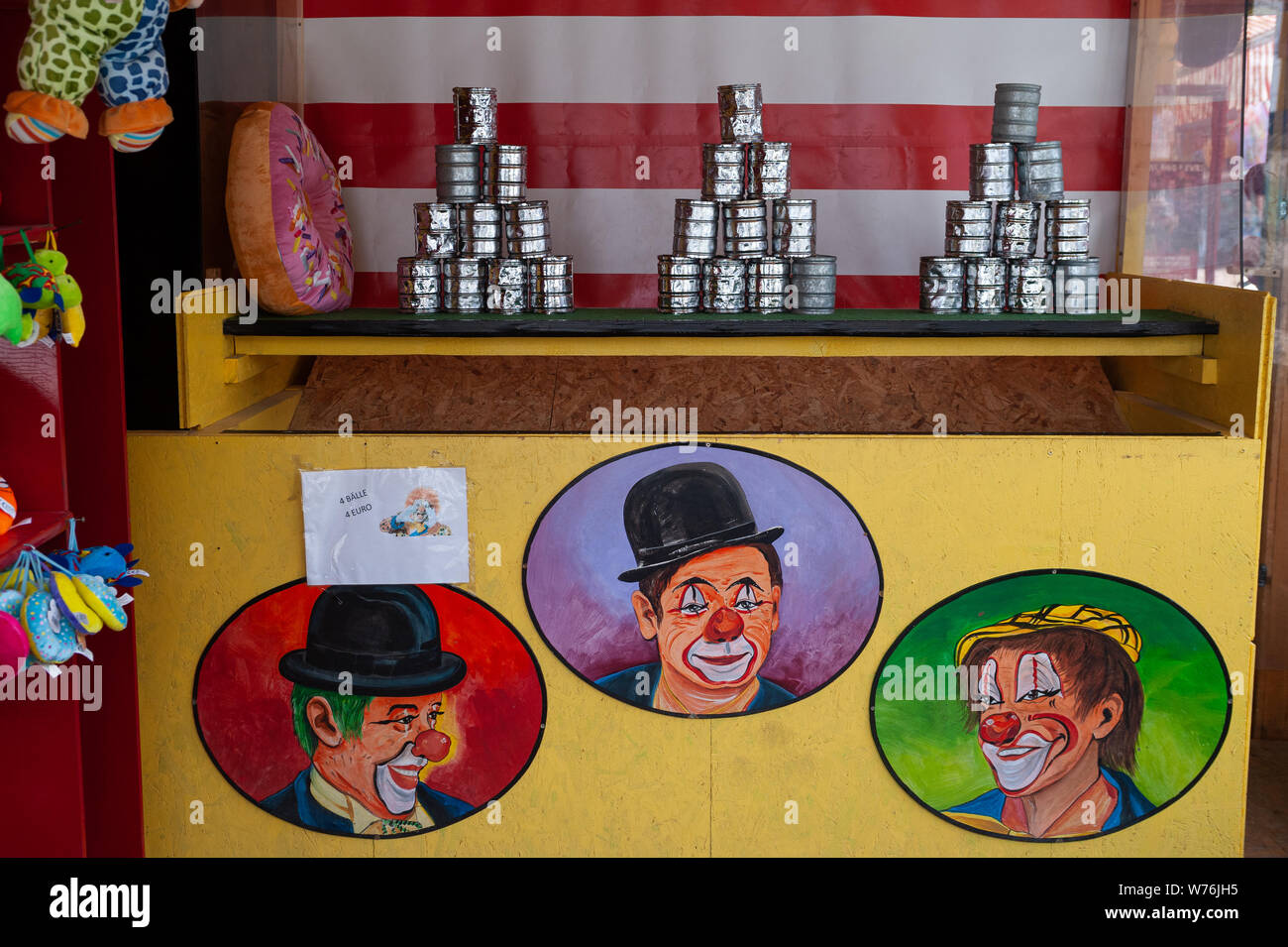 16.06.2019, Vienna, Austria, Europa - un coloratissimo stand con le lattine gettando al Wiener Prater Amusement Park. Foto Stock