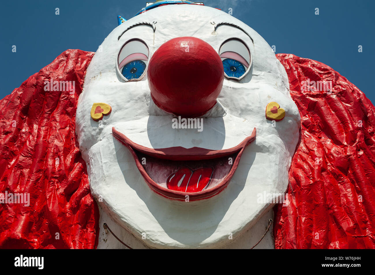 16.06.2019, Vienna, Austria, Europa - un gigante clown faccia al parco divertimenti del Wiener Prater. Foto Stock