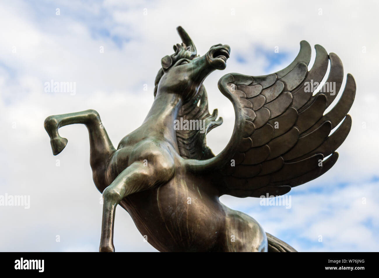 Sindelfingen, Baden Wurttemberg/Germania - 11 Maggio 2019: vista dettagliata su un monumento di Mercato Fontana. Pegasus, Flying Horse. Foto Stock