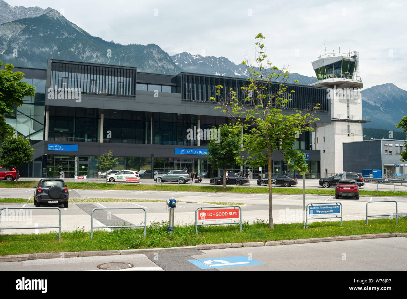 22.06.2019, Innsbruck, in Tirolo, Austria, Europa - vista esterna dall'aeroporto di Innsbruck con la torre di ATC e il terminale di partenza e di arrivo. Foto Stock