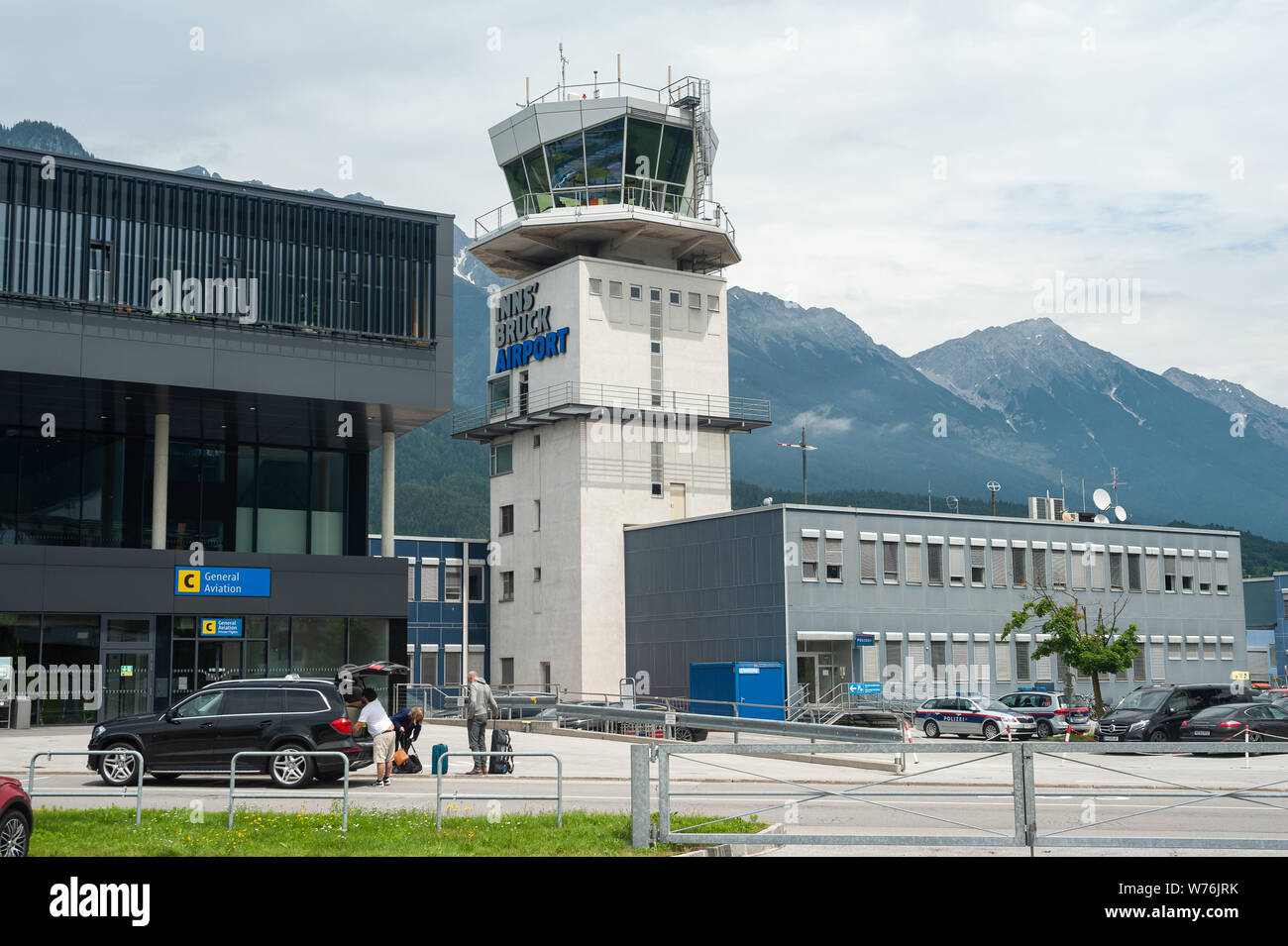 22.06.2019, Innsbruck, in Tirolo, Austria, Europa - vista esterna dall'aeroporto di Innsbruck con la torre di ATC e il terminale di partenza e di arrivo. Foto Stock