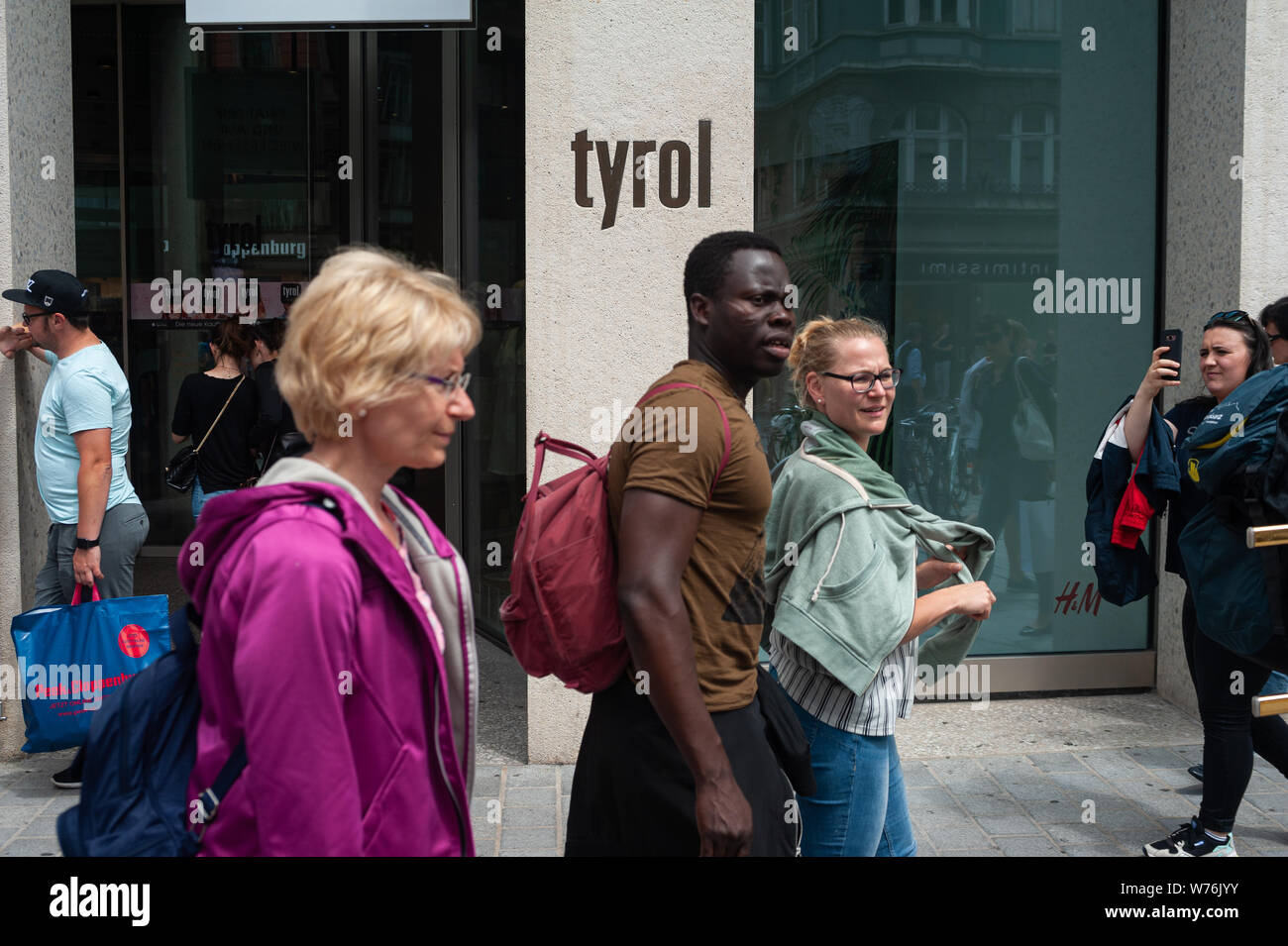 22.06.2019, Innsbruck, in Tirolo, Austria - la gente a piedi dal Tirolo shopping mall in Maria-Theresien-Strasse, zona pedonale. Foto Stock