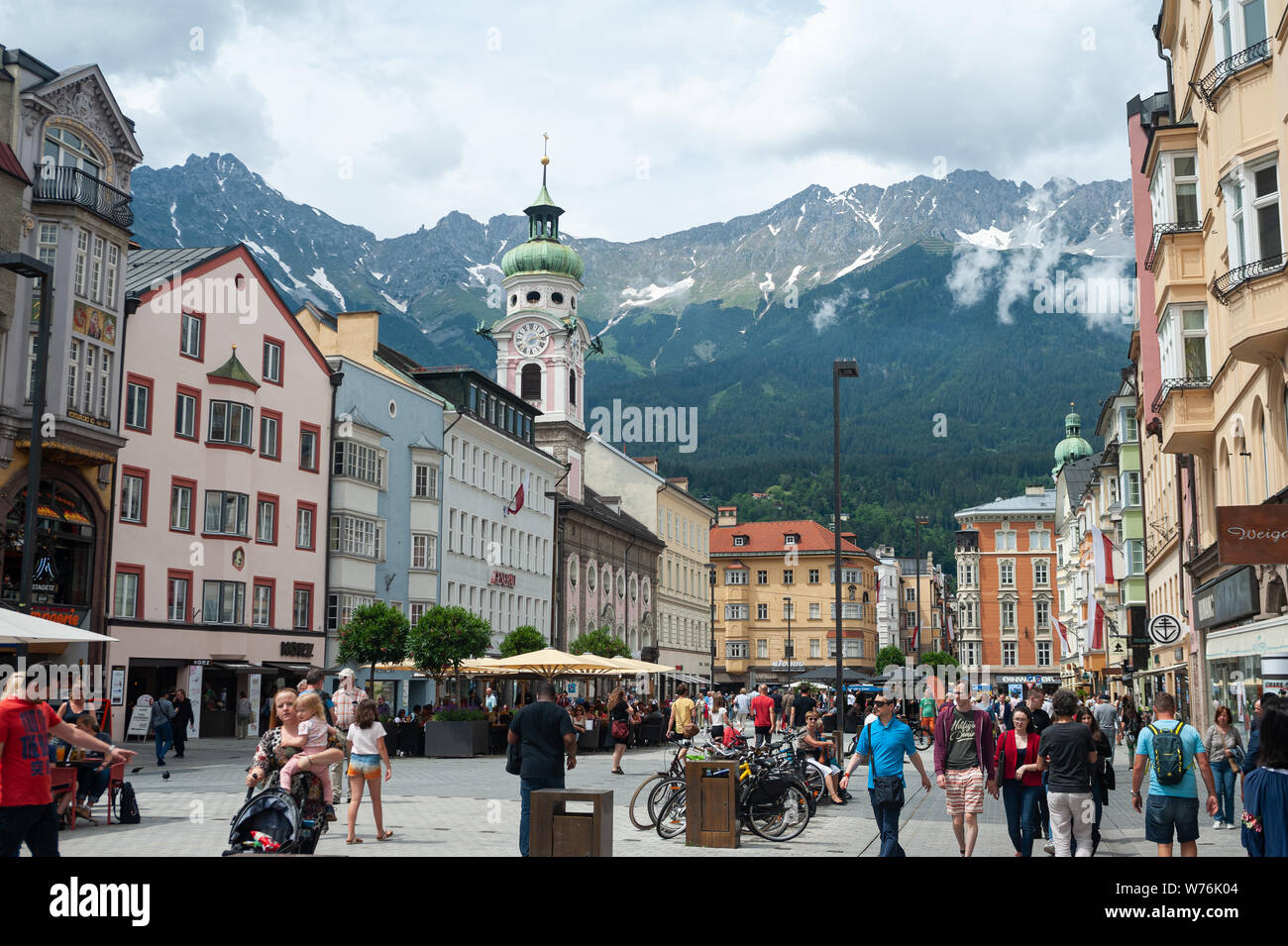 22.06.2019, Innsbruck, in Tirolo, Austria, Europa - Vista del Maria-Theresien-Strasse, zona pedonale con le montagne sullo sfondo. Foto Stock