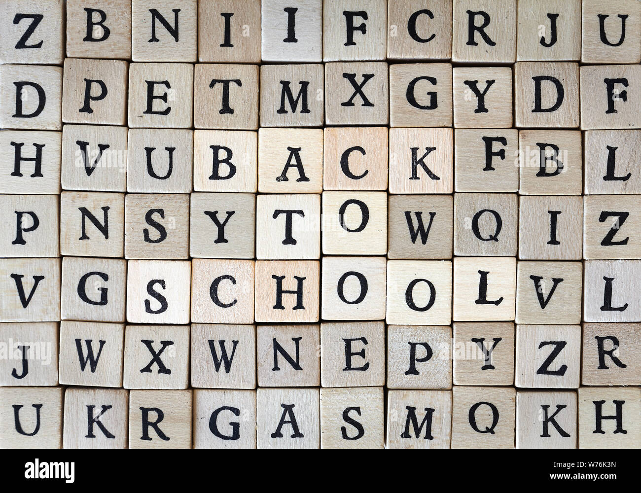 Si torna a scuola segno fatto di lettere su blocchi di legno. Foto Stock