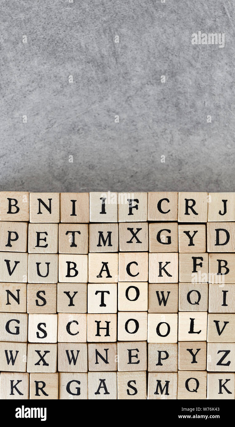 Si torna a scuola segno fatto di lettere su blocchi di legno, lo spazio per il testo. Foto Stock