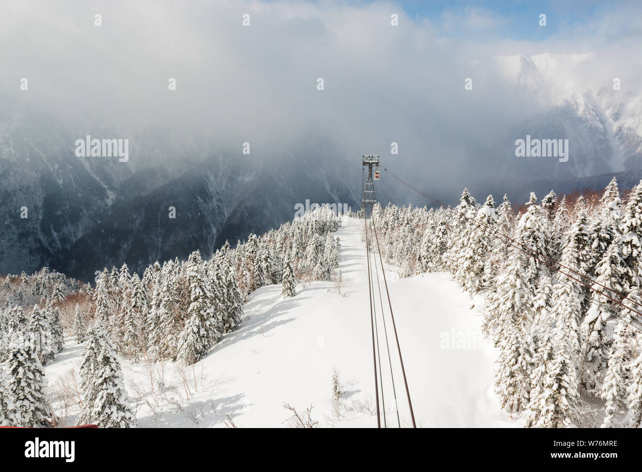 Funivia Shinhotaka, stazione della funivia, Takayama Gifu, Giappone. consente ai visitatori di prendere in viste spettacolari come il cristallo-chiaro cielo blu in una grande padella Foto Stock