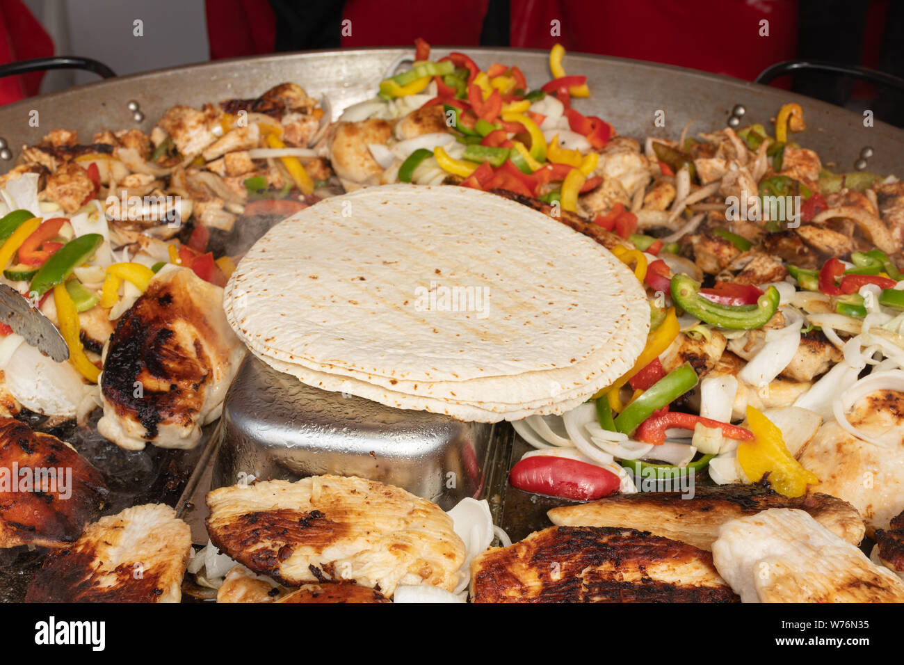 Alimentare la vendita di stallo fajita Tortilla con Pollo e peperoni in occasione di una mostra, REGNO UNITO Foto Stock