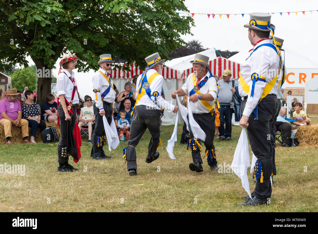 Il tradizionale Illmington morris gli uomini o i ballerini intrattenere il pubblico presso il Countryfile Live Show 2019, REGNO UNITO Foto Stock