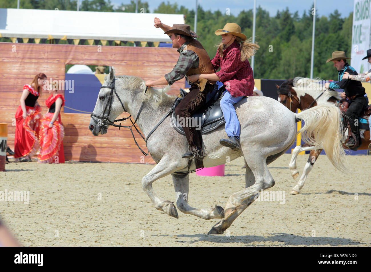Regione di Mosca, Russia, 19-21 luglio, 2019, II International Festival Equestre "Ivanovo campo' Cowgirl e cowboy a Barrel racing la concorrenza Foto Stock